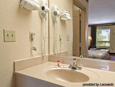 Super 8 By Wyndham Brunswick South I-95 Motel Room photo