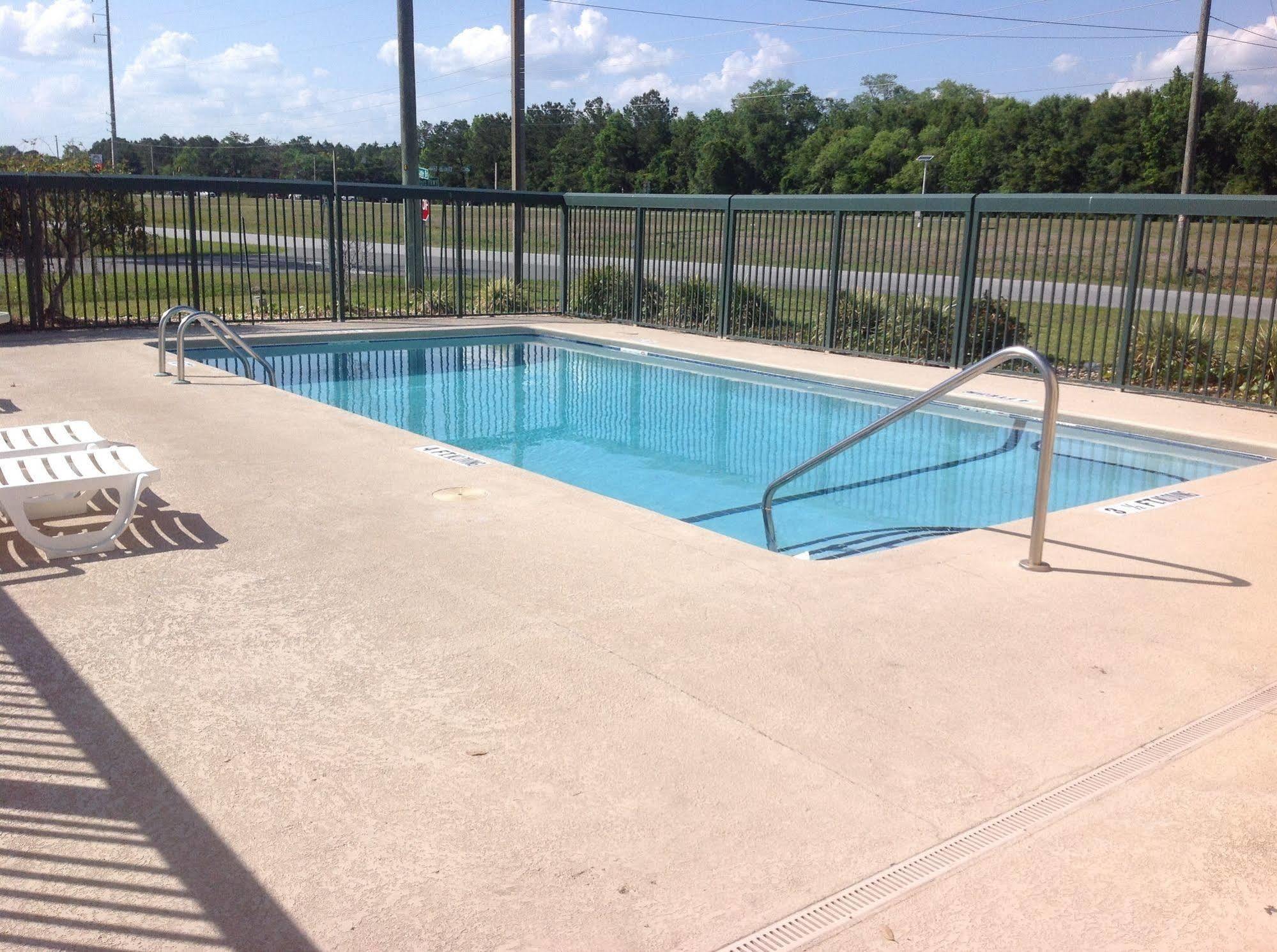 Super 8 By Wyndham Brunswick South I-95 Motel Exterior photo